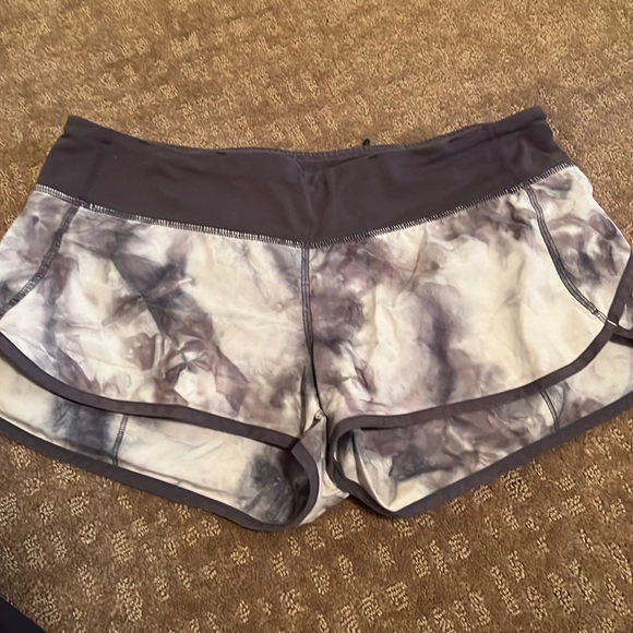 Lululemon shorts- size 8 - Picture 1 of 4